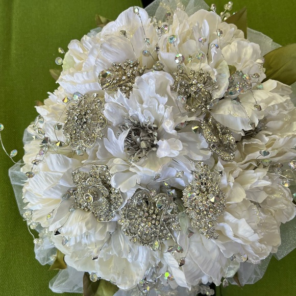 New, Beautiful hand crafted wedding bouquet. White/pearl colored peonies - Picture 5 of 9